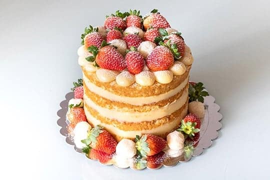 Bolo Recheado com Ninho com Morangos